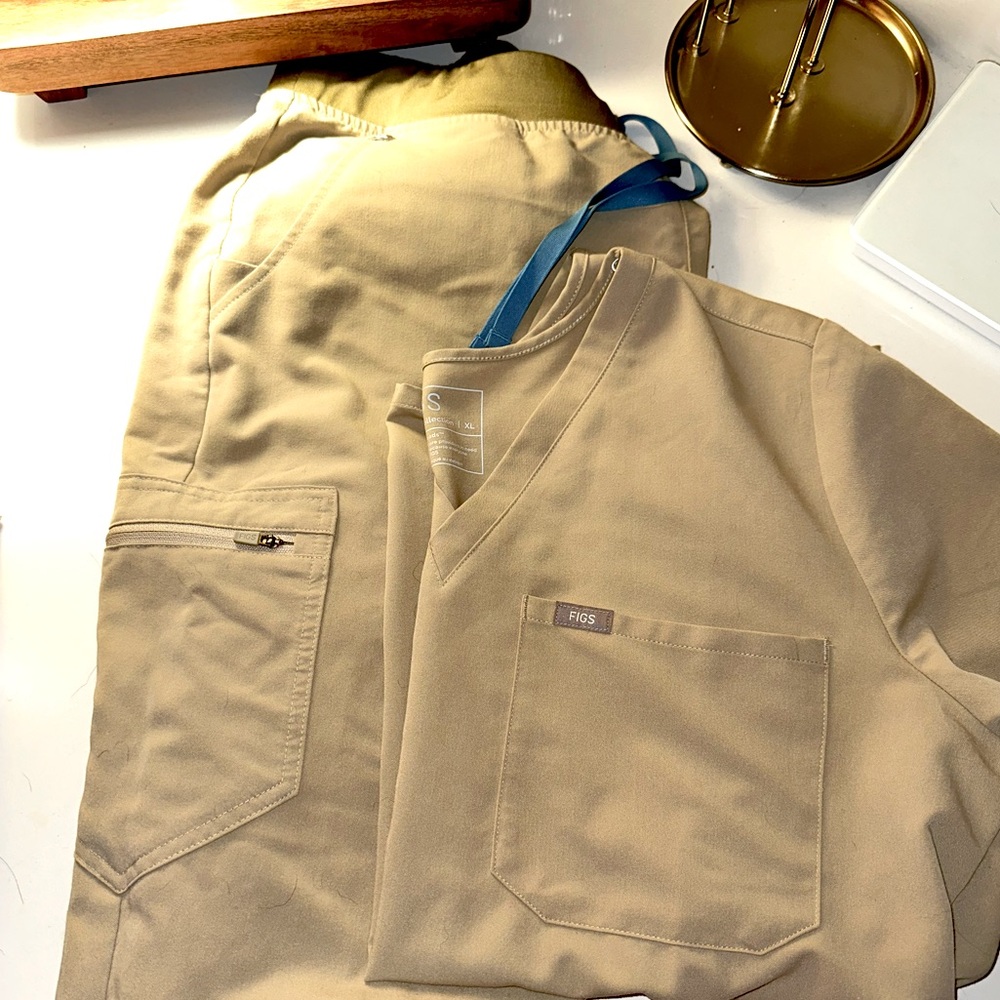 Figs XL Zamora high waisted joggers, one pocket shirt.